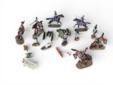 plusieurs figurines représentant des personnages à cheval et brandissant des épées