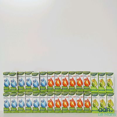 des cartons de jus de fruits empilés les uns sur les autres sur une table