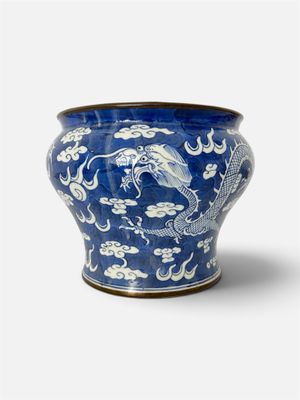 un vase bleu et blanc orné d'un dragon