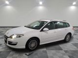 la photo d'une voiture blanche garée dans un garage
