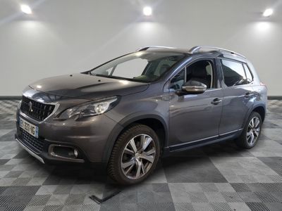 la voiture grise est garée sur un sol en damier dans le garage