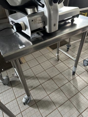 Desserte inox sur roulettes 100x60