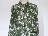 une photo d'une chemise verte et blanche sur un mannequin