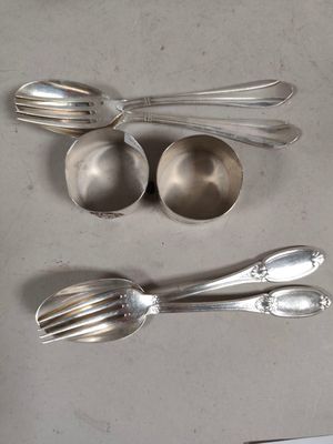 trois cuillères et deux petites cuillères sur une table