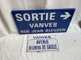 panneau de signalisation bleu et blanc sur un fond blanc, avec une flèche bleue