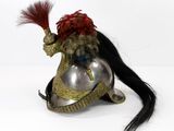 un casque argenté surmonté d'une plume rouge