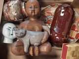 une boîte contenant une statuette représentant un enfant et un chat