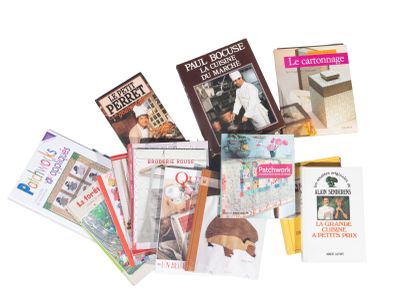 un grand nombre de livres posés sur une table