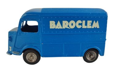 un petit camion jouet bleu sur lequel est inscrit le mot « baroclema »