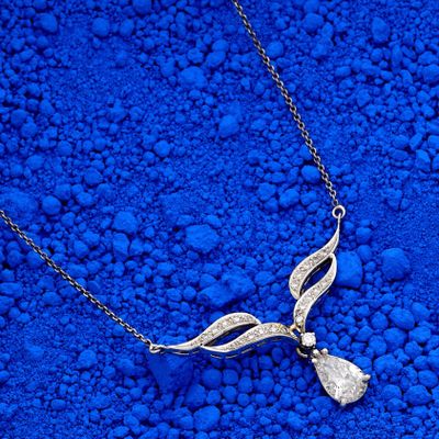 Collier pendentif en or gris 14k (585e), composé d'une chaîn…