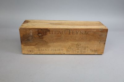 une vieille boîte en bois portant un logo, posée sur une table