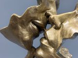 une sculpture en bronze représentant un homme et une femme en train de s'embrasser