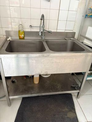 deux éviers dans la cuisine avec un tapis noir
