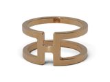 un gros plan d'une bague en or sur laquelle figure la lettre « h »