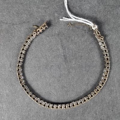 Bracelet en argent orné d'une ligne de pierres blanches et b…
