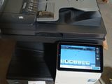une imprimante posée sur une pile de boîtes
