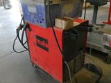 une image d'une machine à souder dans un garage
