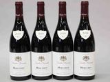 trois bouteilles de vin rouge sont alignées sur une table