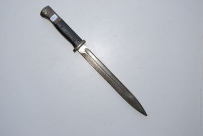 a knife that is laying on top of a table