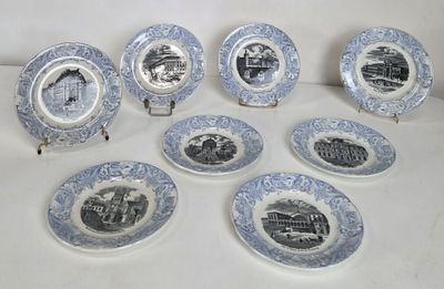 six assiettes bleues et blanches, ornées de motifs différents, posées sur une table