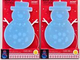une paire de bacs à glaçons bleus en forme de bonhomme de neige posés sur un support blanc