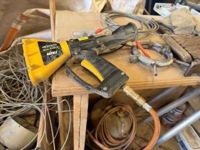 un outil jaune et noir posé sur une table en bois