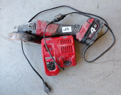 deux outils électriques posés par terre