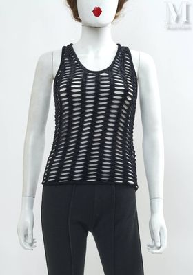 Le mannequin porte un débardeur noir et un legging noir.