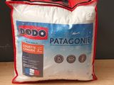 un sac de marque Patagone posé sur une table en bois