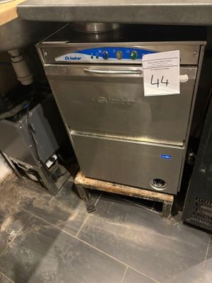 une photo d'un lave-vaisselle dans une cuisine professionnelle