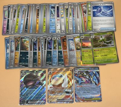 beaucoup de cartes sur la table