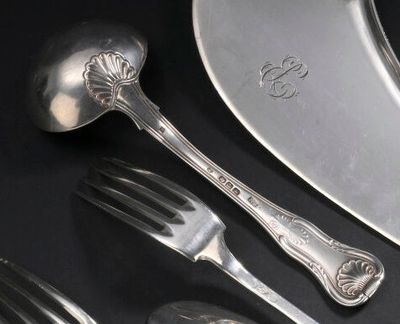 une cuillère, une fourchette et un repose-cuillère posés sur une table