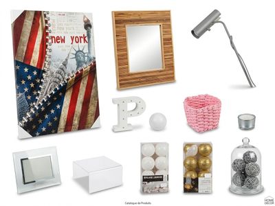 de nombreux objets, parmi lesquels une lampe, un miroir, un cadre photo, un cadre photo, un cadre photo, un cadre photo et d'autres objets