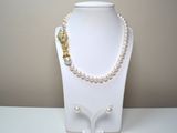 un mannequin blanc portant un collier de perles