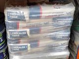 une pile de récipients en plastique posée sur une étagère dans un entrepôt