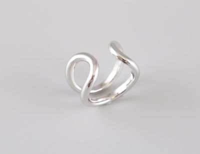 gros plan d'une bague en argent sur fond blanc