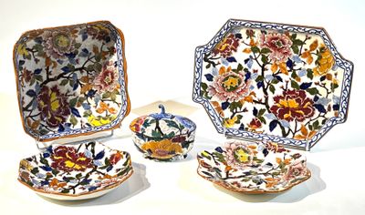 trois assiettes et un bol posés sur une table blanche
