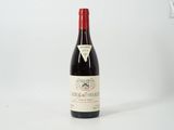 une bouteille de vin posée sur une table