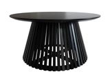 La table est en bois noir et possède un plateau noir.