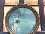 une photo d'un tableau posé sur un chevalet, sur lequel figure le portrait d'une jeune fille