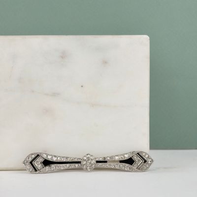 un bloc de marbre blanc orné d'un nœud noir et blanc