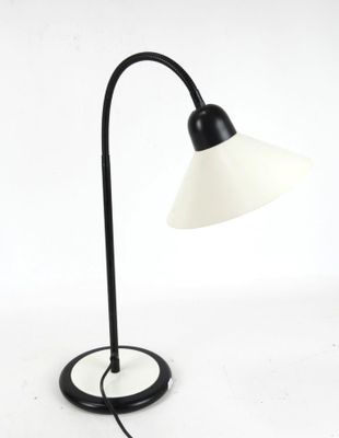 une image représentant une lampe de bureau en noir et blanc sur fond blanc