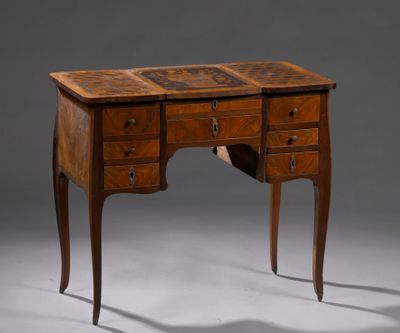 un bureau ancien en bois comportant deux tiroirs et un tiroir situé en dessous