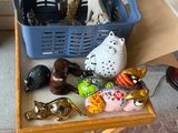 une petite table sur laquelle se trouve un panier rempli de jouets