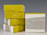 trois livres empilés sur une table