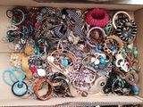 une boîte remplie de bijoux assortis sur une table