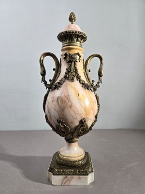 un vase posé sur un support sur une table