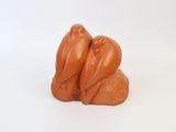 une petite sculpture représentant deux oiseaux perchés sur un rocher