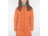 une femme portant un manteau orange et un nœud papillon