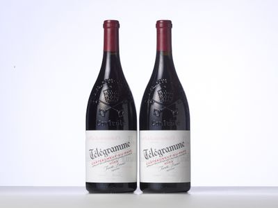 deux bouteilles de vin rouge posées l'une à côté de l'autre sur une table